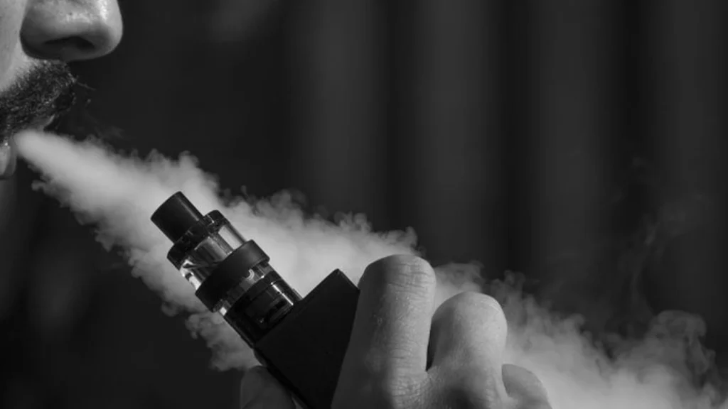 Dampak Buruk Rokok Elektrik bagi Kesehatan Remaja
