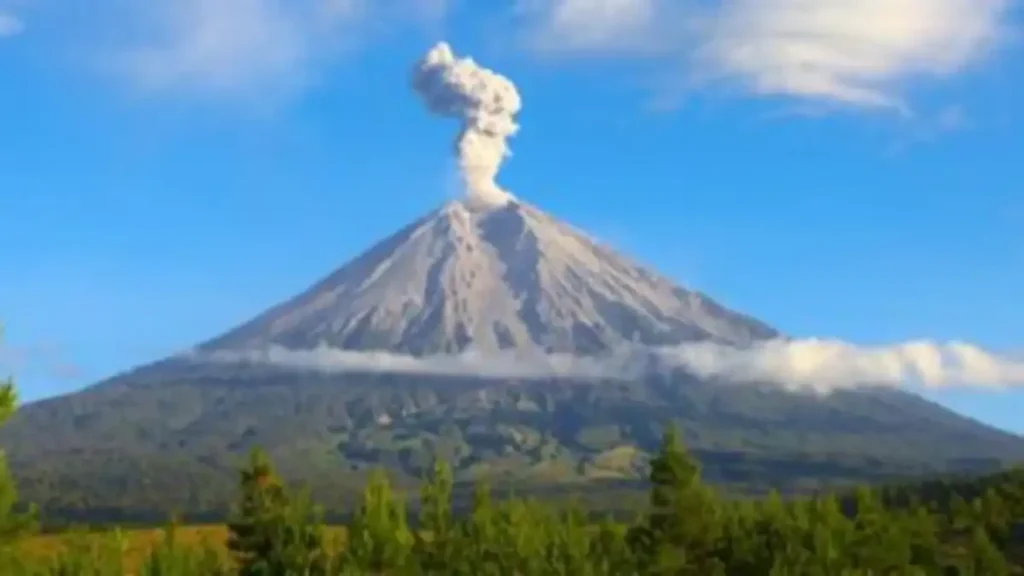 Gunung Semeru Alami Erupsi, Masyarakat Diminta Waspada