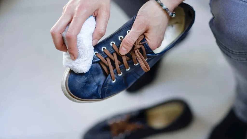Tips Memulihkan Keindahan Sepatu Lama dengan Fashion Hacks