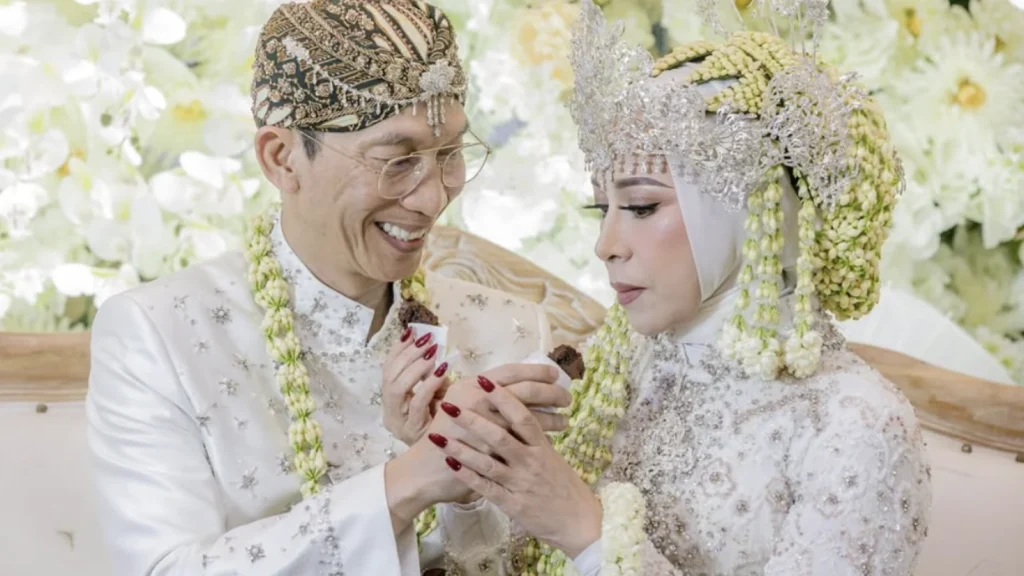 Melly Goeslaw Tampilkan Pesona Anggun di Anniversary Pernikahan ke-30