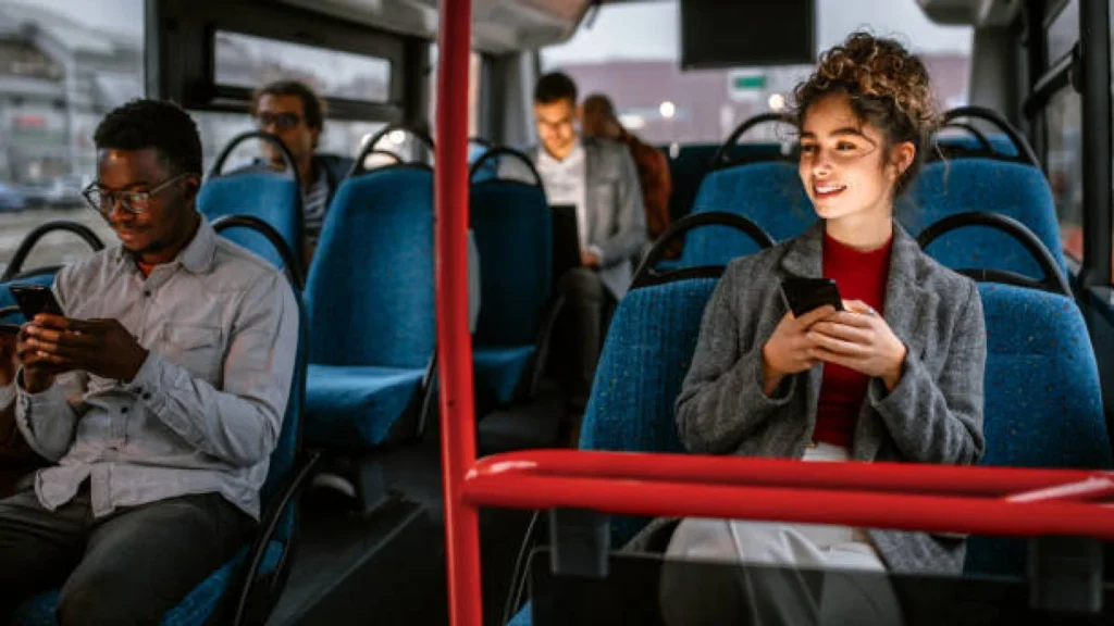 Tips Memilih Outfit Stylish untuk Naik Transportasi Umum