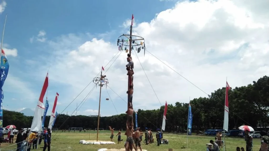 Lomba Panjat Pinang: Tradisi Unik yang Menggambarkan Nilai-Nilai Kebersamaan