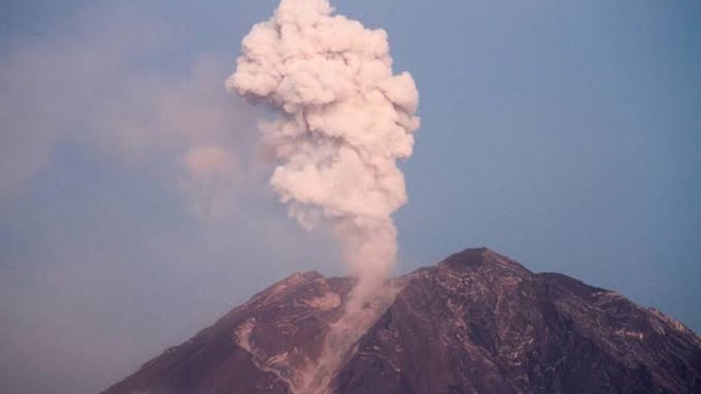 Empat Kali Erupsi Gunung Semeru Hari Ini: Tinggi Letusan Mencapai 1 Kilometer