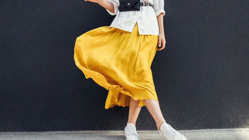 Tren Fashion: Kombinasi Sneakers dengan Rok Midi