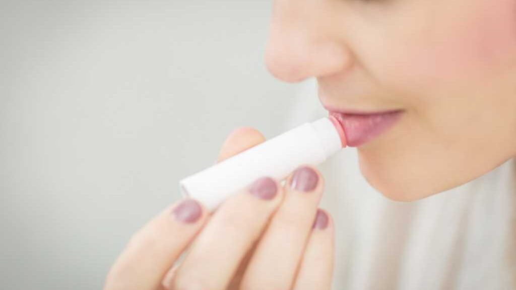 Tips Menjaga Kelembapan Bibir Secara Alami