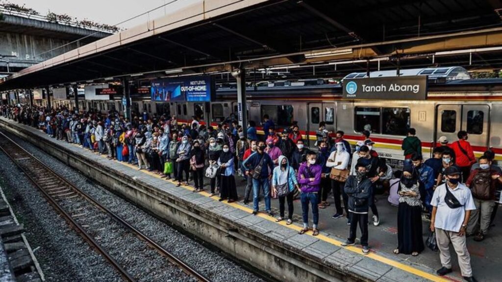 Aksi Nekat Pria Berjaket Ojol Mengguncang Stasiun Cikini